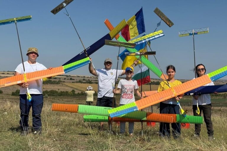 Крилаті перемоги: батько та син із Кам’янського підкорили етапи Кубка світу з авіамодельного спорту