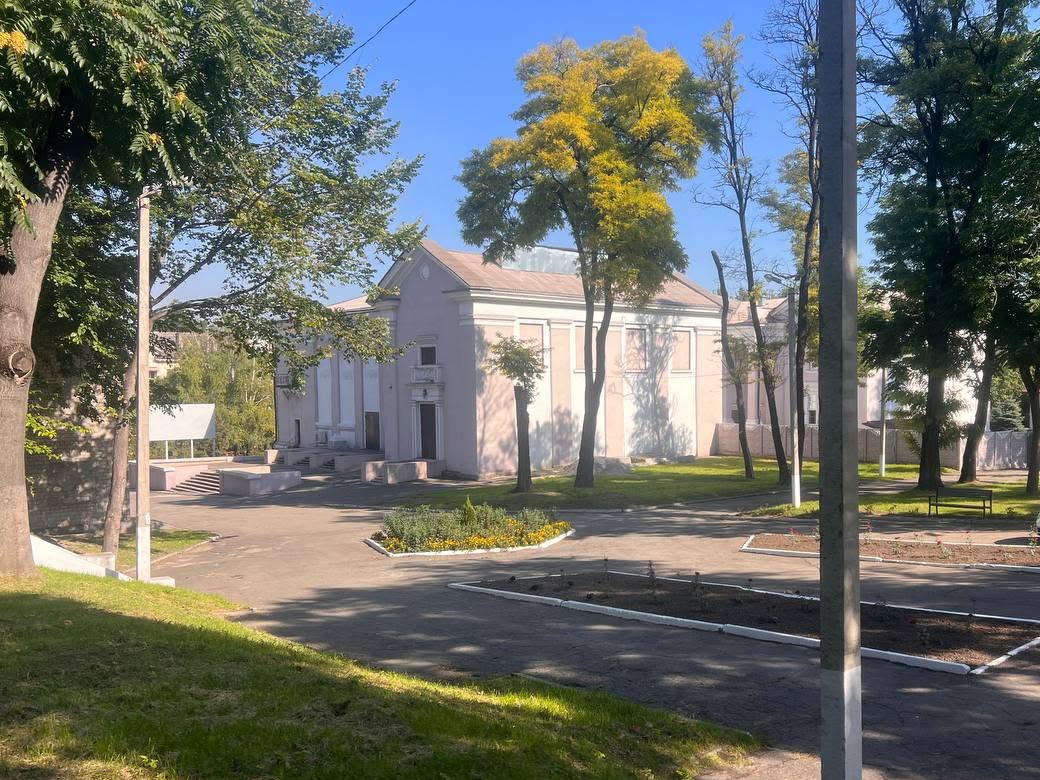 Парк біля Нової сцени театру в Кам’янському: минуле та сьогодення