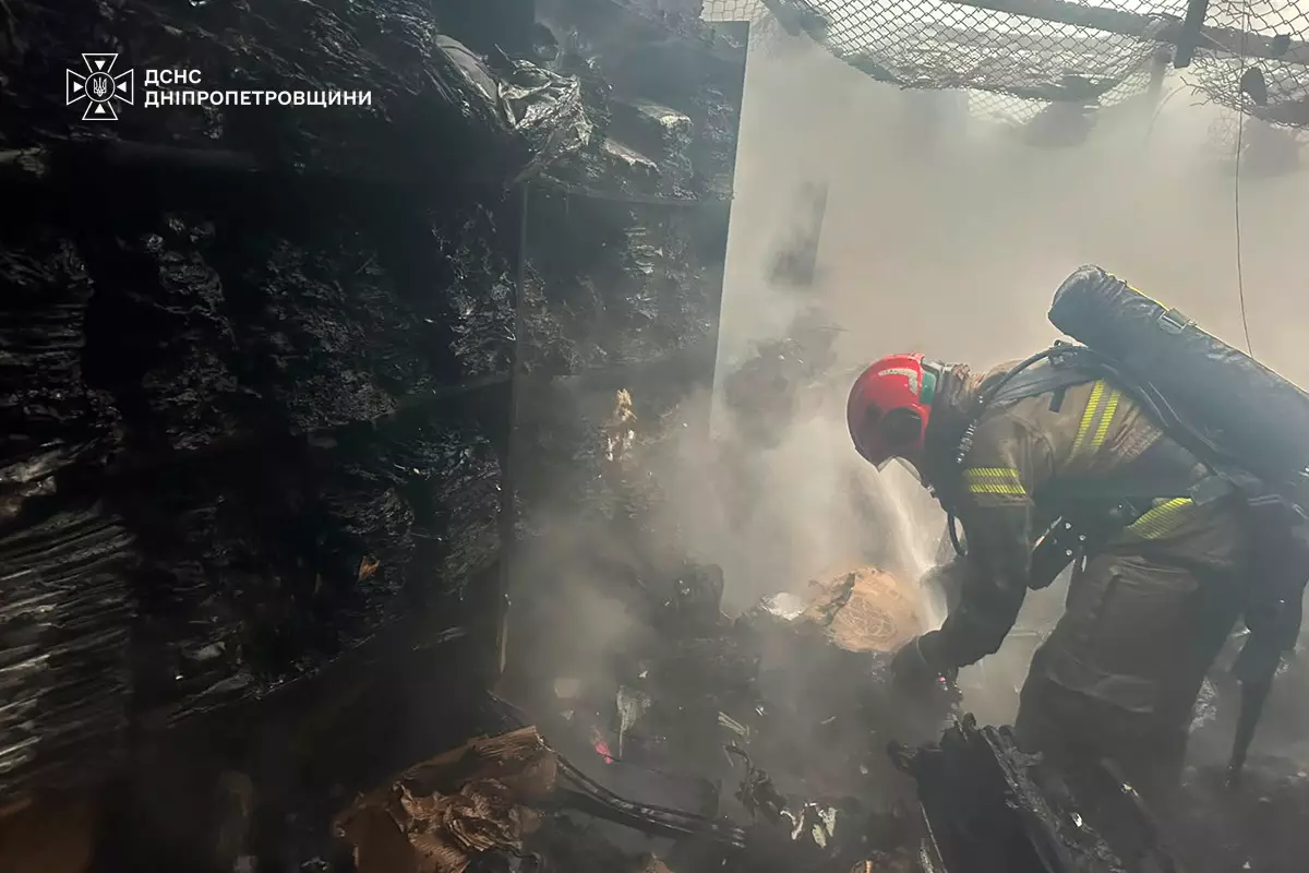 Кам’янські вогнеборці ліквідували пожежу в торговельному павільйоні