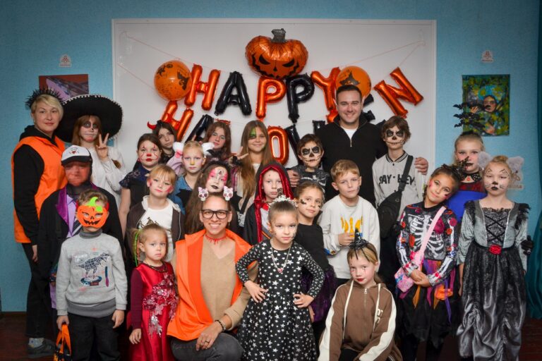 Костюми, конкурси та дискотека: у Кам’янському відбулося свято "Halloween Art-Room"