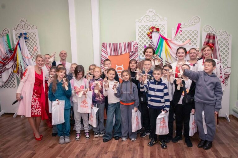 Магія української мотанки: для учнів ліцею №24 у театрі Кам’янського влаштували пізнавальний майстер-клас