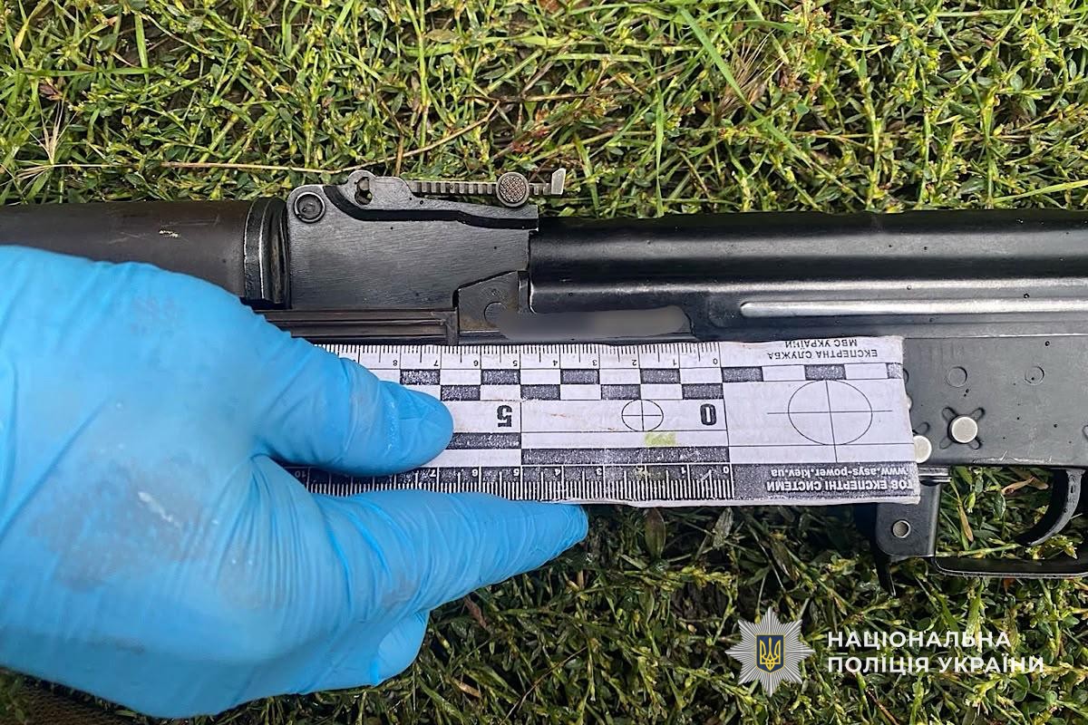 На Дніпропетровщині грабіжник обстріляв поліцейське авто й погрожував гранатою
