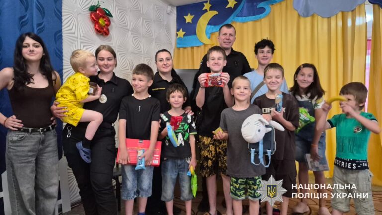 Поліцейські разом із французькими волонтерами підтримують родини у Кам’янському