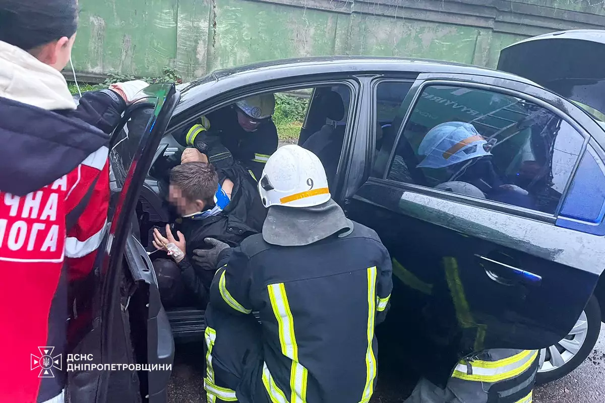 Кам’янські рятувальники визволяли водія з пошкодженого автомобіля